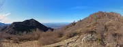 18 Salendo dai ripetitori alla cima della Corna Bianca con vista sul Podona